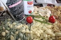 Cornet de pâtes, étalage de gnocci et pâtes 